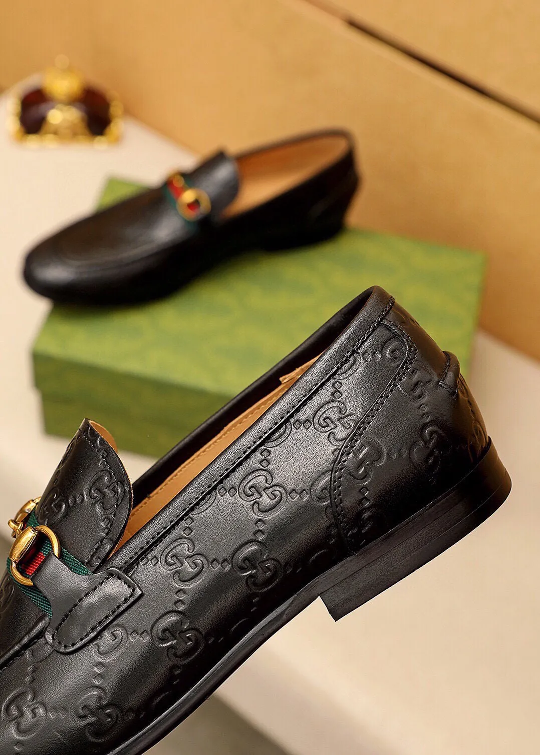Men's shoes 💰480 💐 Product trademark: GUCCI "Gucci" casual leather shoes Regular size: 38-45 (45.46🉑️customized) Product materials: Selected imported first-layer calfskin embossed upper + luxury hardware buckle, imported cowhide leather lining. Strong three-dimensional visual effect, original outsole color: 2 colors available